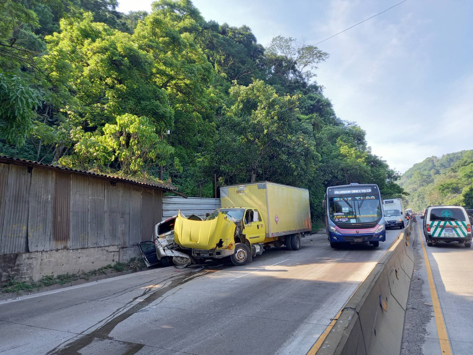 Seis personas resultaron lesionadas por choque múltiple en carretera a