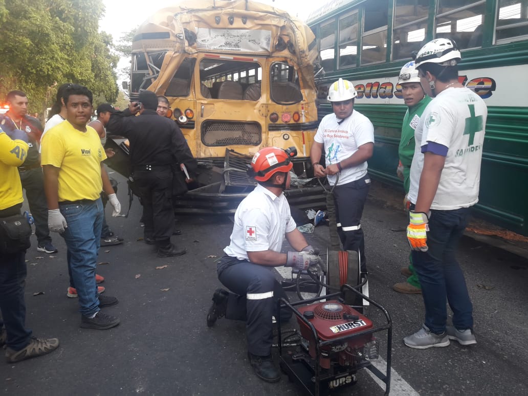 Una Fallecida Y Al Menos 20 Lesionados Deja El Choque De Tres Unidades De Transporte Noticiero